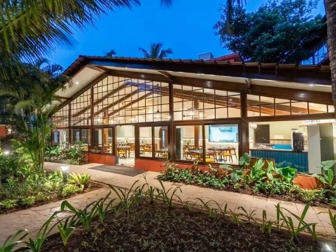 Rooms: 41 | Indoor Seating: 60 | Outdoor Seating: 90