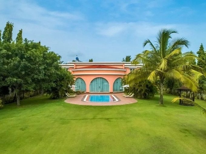 Rooms: 263 | Indoor Seating: 150+ | Outdoor Seating: 400+