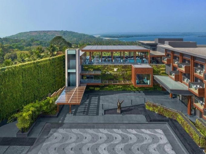 Rooms: 151 | Indoor Seating: 350 | Outdoor Seating: 300