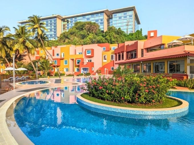 Rooms: 185 | Indoor Seating: 150 | Outdoor Seating: 400