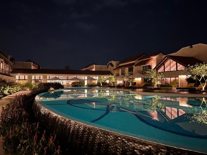 Rooms: 144| Indoor Seating: 130 | Outdoor Seating: 150