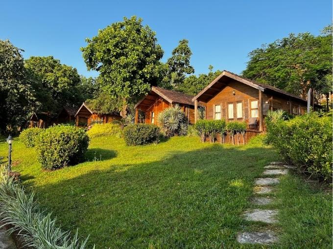 Rooms: 40 | Indoor Seating: 100 | Outdoor Seating: 150