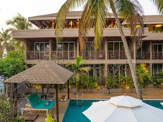 Rooms: 140| Indoor Seating: 350 | Outdoor Seating: 350