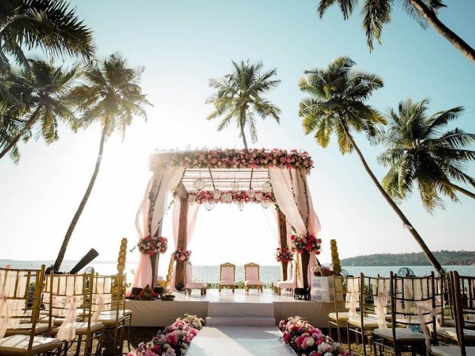 Rooms: 126 | Indoor Seating: 200 | Outdoor Seating: 800