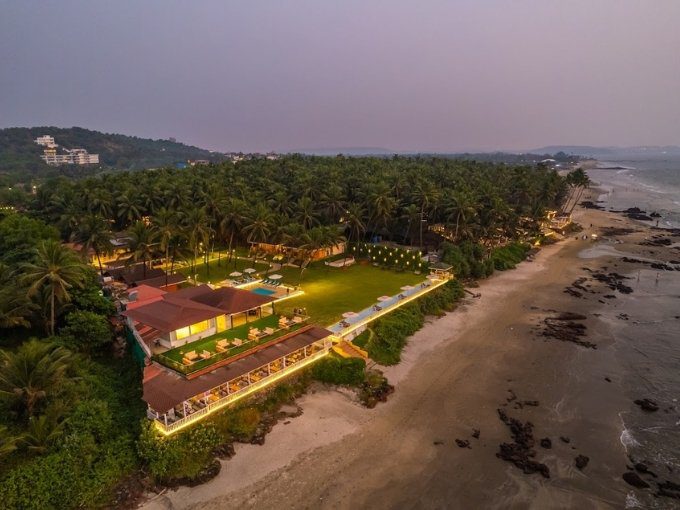 Rooms: 70 | Indoor Seating: 150 | Outdoor Seating: 250